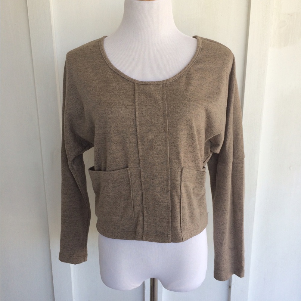 Oversized beige and gray cropped sweater